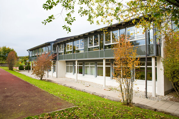 Bild vergr&ouml;&szlig;ern: Aussenansicht der Grundschule Weichs