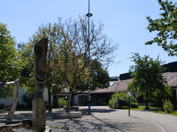 Bild vergr&ouml;&szlig;ern: Schulhof der Grundschule Vierkirchen