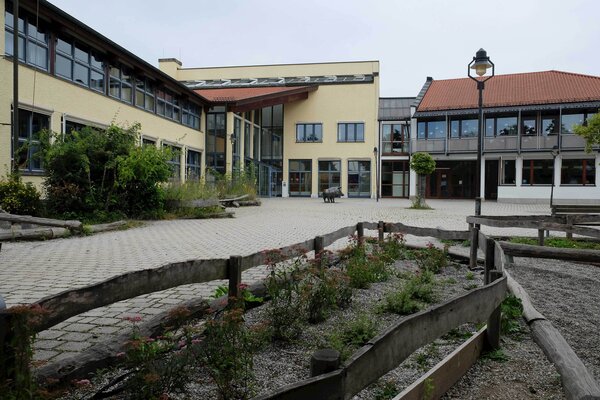 Bild vergr&ouml;&szlig;ern: Schulhof Gregor-Märkl-Grundschule Röhrmoos