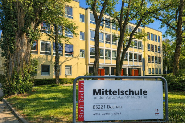 Bild vergr&ouml;&szlig;ern: Gebäude Mittelschule Dachau-Ost an der Anton-Günther-Straße