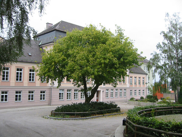 Bild vergr&ouml;&szlig;ern: Schulhof Grundschule Dachau an der Klosterstraße