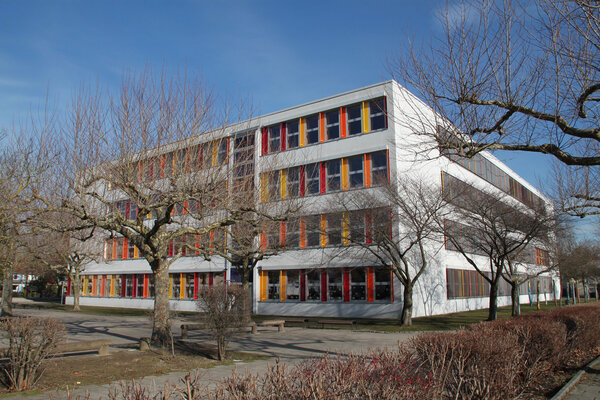 Bild vergr&ouml;&szlig;ern: Schulgebäude Mittelschule Karlsfeld